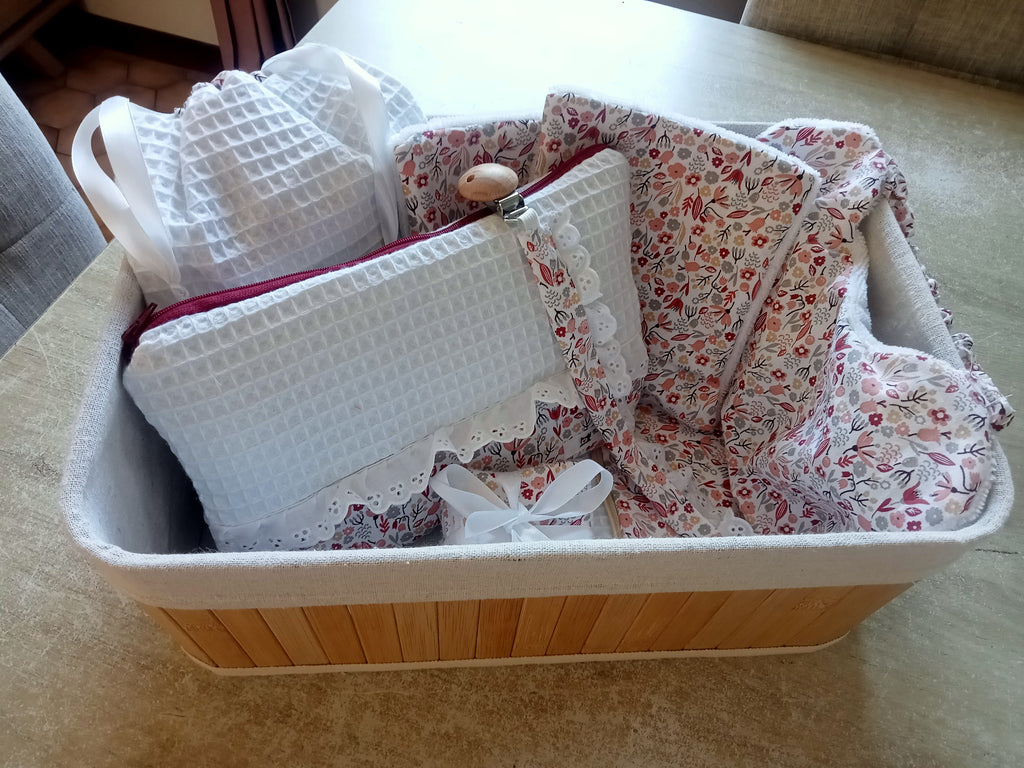 Panier cadeau naissance fleuri