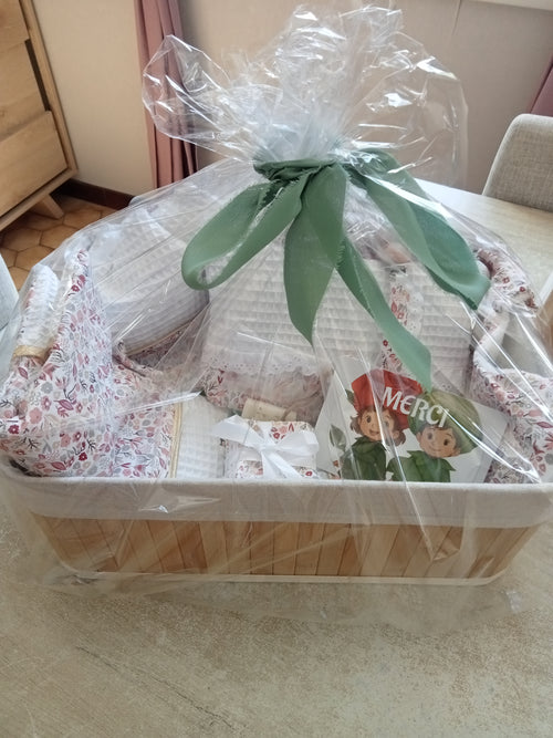 Panier cadeau naissance fleuri